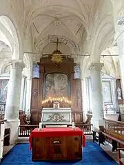 Le chœur et le maître-autel.