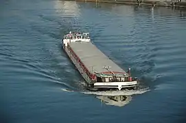 Photo de péniche sur le Danube.