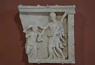 Stèle votive : Artémis ou Hécate.