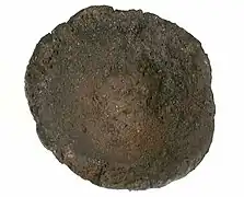 Moule de bronzier en argile cuite, de couleur marron.