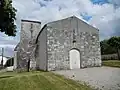 La façade de l'entrée de l'église