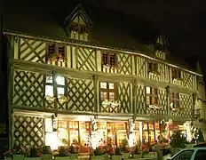 Maison à colombages dite maison du Saumon  Classé MH (1928).