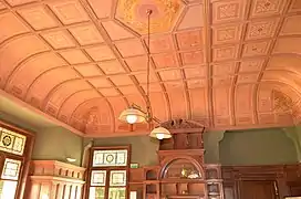 Salle à manger secondaire ou fumoir, avec autrefois billard, jeux de cartes... la haute cheminée comprend un système de planches de bois laissant apparaître des lignes pour compter les points dans les jeux et deux tiroirs dissimulés qui abritaient jadis des jeux de cartes.