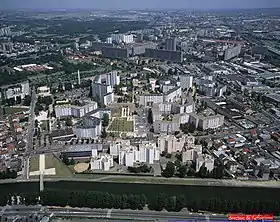 Vue du quartier du Franc Moisin et du canal Saint-Denis en 2006.