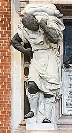 Premier télamon de gauche.