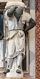 Second télamon de droite.