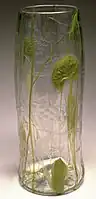 Louis Comfort Tiffany (0895-98) Tall Vase with Lily Pads and Wild Carrots , en verre camée [Vase] Metropolitan Museum of Art, États-Unis