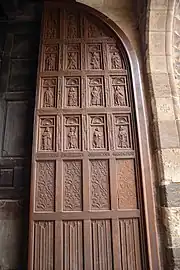 Vantail de droite avec la représentation des apôtres avec le Christ en croix et les deux larrons.