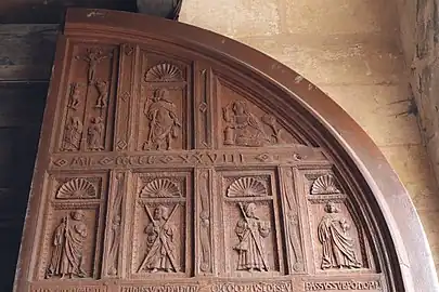 Partie supérieure du vantail de droite.