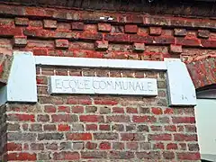 Plaque de l'école communale.