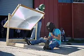 Fusion de métal à l'aide d'une lentille de grande taille.
