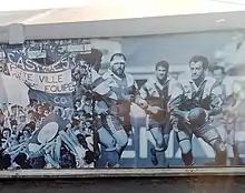 Affiches du chapiteau avec, à droite, le capitaine Francis Rui ballon en main et le Brennus polémique.