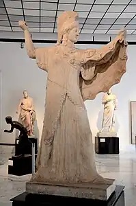 Athéna se trouvait entre deux colonnes dans le passage entre les deux péristyles. H. 2 m. Traces de dorure complète.