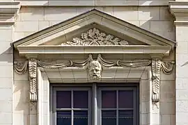 Fronton d'une fenêtre du premier étage.