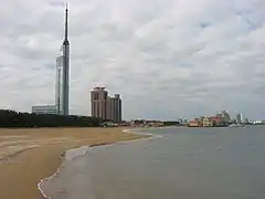 Tour de Fukuoka au bord de l'océan.