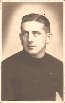 Photo de Gérard Wozniok en sepia de trois-quart.