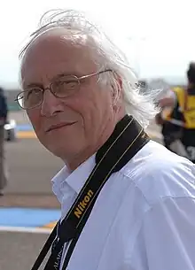 Photo d'un homme portant une chemise blanche.