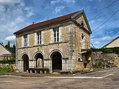 La mairie-lavoir.