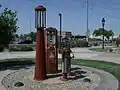 Des distributeurs utilisés sur le site historique Morcomb's Service Station à Glendale en Arizona (à la gauche, un distributeur Visi Bowl de 1918)