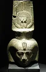 Tête de la femme d'Amon, Chepenoupet II fille du roi Piânkhy, coiffée de la couronne d'Hathor ; le reste du corps est au Sydney Museum ; en granit, trouvée à Karnak)