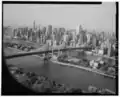 Pont de Queensboro franchissant Roosevelt Island.