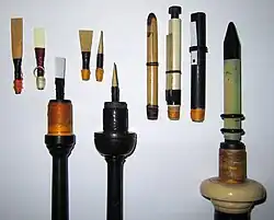 Différentes anches doubles à gauche et simples à droite