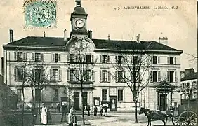 La mairie à l'ouest de la place.