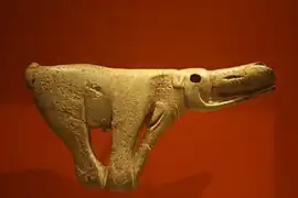 Propulseur au mammouth (en).Bois de renne, abri Montastruc, 12,5 cm. British Museum.