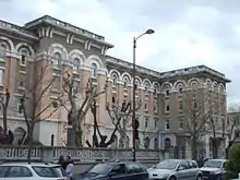 Vue sur la façade ouest du lycée privé catholique Montplaisir.