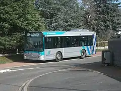 Un bus à l'arrêt au terminus Les Biernets