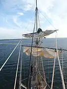 Gabiers ferlant le perroquet du grand-mât de La Grace en 2017 au mouillage dans la baie de Burgsvik (Suède). Les voiles les plus hautes sont les plus difficiles à ouvrir ou fermer, surtout par gros temps ou les mouvements du navire sont amplifiés par la flèche du mat pouvant atteindre jusqu'à 60 m sur les plus gros navires.