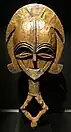 Figure d'ancêtre, gardien de reliquaire. Kota. 19e s. Bois , cuivre, laiton. H. 50 cm. République gabonaise, [Kota du Sud, à visage en cœur]