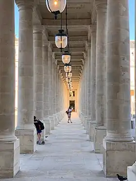 Image illustrative de l’article Galerie de la Cour-d'Honneur