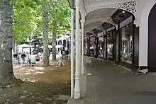 La galerie du fer à cheval avec un bar au premier plan