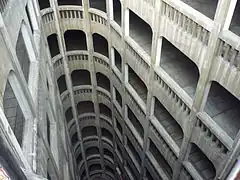 Le garage hélicoïdal (Grenoble), qui représente le box de Solal.