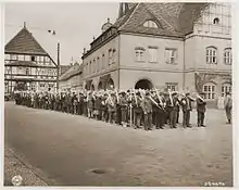 Les habitants de Gardelegen obligés d'inhumer les victimes du massacre.