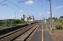 Vue de la halte SNCF vers Guingamp (erreur dans le nom de l'image), les voies et les quais et abris