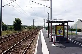 Voies en direction de Brest et le quai pour Morlaix..