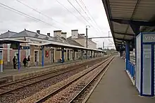 L'intérieur de la gare, avec le bâtiment voyageur et son quai latéral, vu du premier quai central.