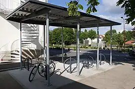 Parc à vélos ouvert.