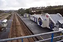 Voies, quais et bâtiment voyageurs vue de la passerelle en direction d'Argentan