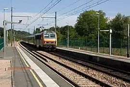 Un train passant sans arrêt en gare de Bourron-Marlotte - Grez
