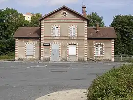 Bâtiment voyageurs, muré, en août 2008.