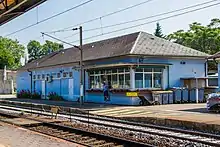 Poste d'aiguillage de la gare de Sélestat, séparé du bâtiment voyageurs mais non surélevé.
