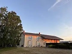 L'ancien bâtiment voyageurs et la halle marchandises de la gare de Saint-Escobille.