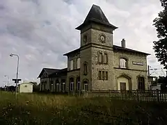 Le bâtiment voyageurs, côté ligne Berthelming – Sarreguemines.