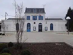 Après rénovation.L'avancée masque le reste de la façade.
