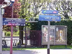 Panneaux sur le quai 1.