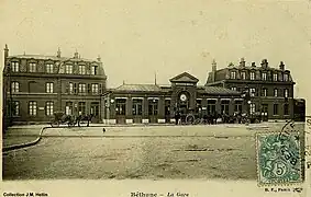 date inconnue Les voies traversant la place de la gare de Béthune entre le dépôt situé sur la gauche et le boulevard Raymond Poincaré.