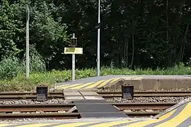 Le passage piéton planchéié permettant le passage d'un quai à l'autre.